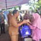 Sekda Kota Ternate Serahkan Sembako Secara Simbolis ke Masyarakat. (Dok Humas for Rakyatmu)