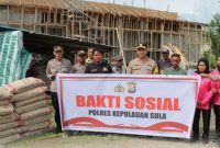 Bantuan berupa semen untuk pembangunan  Musala Al-Ikhlas. (Rakyatmu)