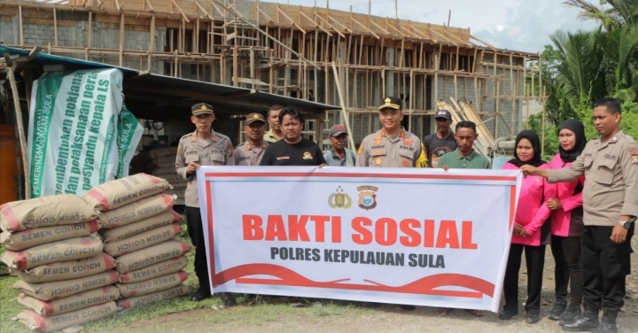 Bantuan berupa semen untuk pembangunan  Musala Al-Ikhlas. (Rakyatmu)