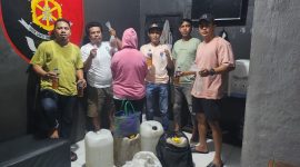 Polisi Bersama Pelaku (Jaket Orens) Jual Miras di Kota Ternate. (Rakyatmu)