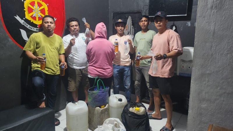 Polisi Bersama Pelaku (Jaket Orens) Jual Miras di Kota Ternate. (Rakyatmu)