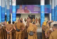 Sekda Kota Ternate Rizal Marsaoly Pimpin Apel di Halaman Kantor Wali Kota. (Rakyatmu)  