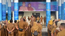 Sekda Kota Ternate Rizal Marsaoly Pimpin Apel di Halaman Kantor Wali Kota. (Rakyatmu)  