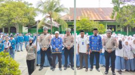 Foto bersama usai sosialisasi di Madrasah Aliyah Negeri 1 Sanana. (Yanto/Rakyatmu)