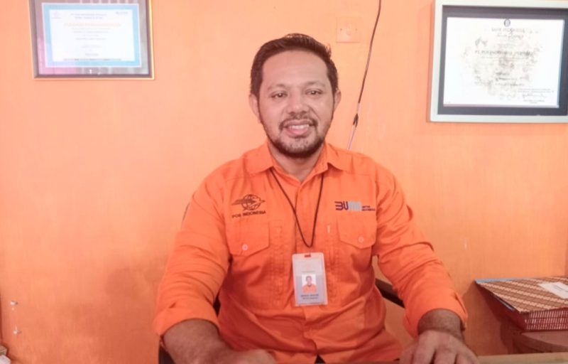 Kepala Kantor Pos Bobong Ridwan Ibrahim. (Rakyatmu)