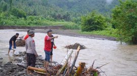 Wali Kota Tidore Kepulauan, Muhammad Sinen memantau jalan ambles di Kecamatan Oba. (Istimewa)