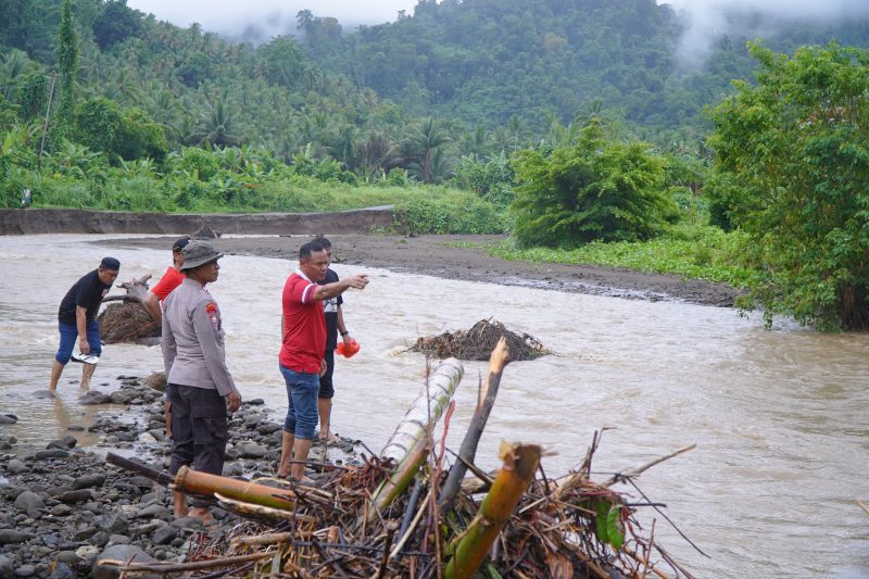 Wali Kota Tidore Kepulauan, Muhammad Sinen memantau jalan ambles di Kecamatan Oba. (Istimewa)