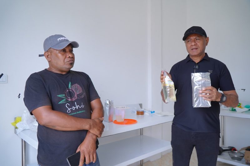 Wali Kota Tidore Kepulauan saat berbincang dengan Pengelola Industri Kecil Menengah Sohi Coconut di kawasan Sentra Industri Kelapa Terpadu Akelamo, Oba Tengah, Tidore Kepulauan. (Istimewa) 