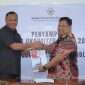 Wali Kota Tidore Kepulauan, Muhammad Sinen menyerahkan LKPD Tahun Anggaran 2024 ke BPK RI Perwakilan Maluku Utara. (Istimewa)