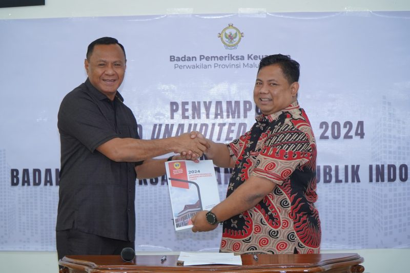 Wali Kota Tidore Kepulauan, Muhammad Sinen menyerahkan LKPD Tahun Anggaran 2024 ke BPK RI Perwakilan Maluku Utara. (Istimewa)