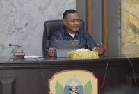 Wali Kota Tidore Kepulauan Muhammad Sinen (kanan) memimpin rapat bersama OPD. Foto: Istimewa
