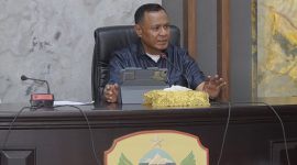 Wali Kota Tidore Kepulauan Muhammad Sinen (kanan) memimpin rapat bersama OPD. Foto: Istimewa