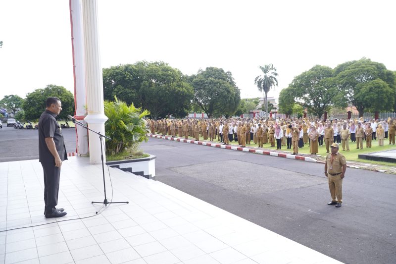 Wali Kota Tidore Kepulauan Muhammad Sinen, memimpin Apel gabungan perdana ASN, PPPK dan Non ASN di lingkup Pemkot Tidore. Foto: Istimewa