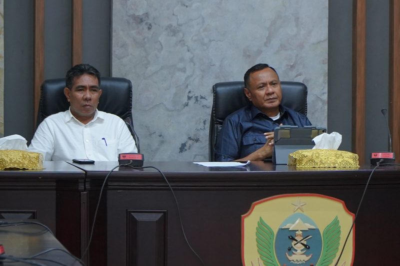 Wali Kota dan Wakil Wali Kota Tidore  Kepulauan mengikuti zoom meeting peluncuran IIPKD-MCP di ruang rapat Kantor Wali Kota Tidore Kepulauan. Foto: Istimewa