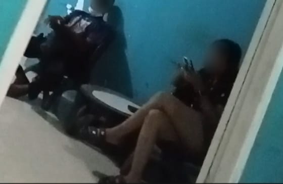 Seorang wanita berpakaian menor dan seksi tampak berbincang dengan seorang pria di sebuah penginapan di Weda, Halmahera Tengah. Foto: Nurkholis/Rakyatmu