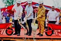 Menteri Kesehatan, Budi Gunadi Sadikin Bersama Kepala Kantor Staf Presiden, AM. Putranto dan Bupati Pulau Taliabu Aliong Mus Letakkan Batu Pertama RSUD Bobong. (Rakyatmu) 