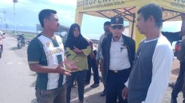 Kepala Dinas Perhubungan Kabupaten Kepulauan Sula Chairullah Mahdi (Menggunakan Topi) Saat Pantau Areal Parkir di Pasar. (Rakyatmu)