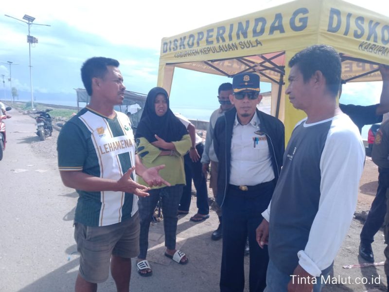 Kepala Dinas Perhubungan Kabupaten Kepulauan Sula Chairullah Mahdi (Menggunakan Topi) Saat Pantau Areal Parkir di Pasar. (Rakyatmu)