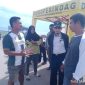 Kepala Dinas Perhubungan Kabupaten Kepulauan Sula Chairullah Mahdi (Menggunakan Topi) Saat Pantau Areal Parkir di Pasar. (Rakyatmu)