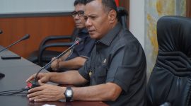 Wali Kota Tidore Kepulauan, Muhammad Sinen didampingi Wakil Wali Kota Ahmad Laiman saat memimpin rapat bersama para lurah se Kota Tidore Kepulauan. Foto: Istimewa