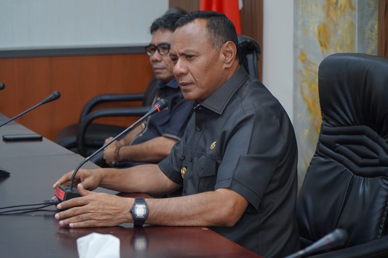 Wali Kota Tidore Kepulauan, Muhammad Sinen didampingi Wakil Wali Kota Ahmad Laiman saat memimpin rapat bersama para lurah se Kota Tidore Kepulauan. Foto: Istimewa