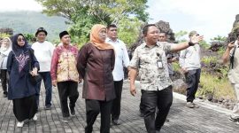 Gubernur Jawa Timur, Khofifah Indar Parawansa Mengunjungi Batu Angus Kota Ternate. (Atu/Rakyatmu)