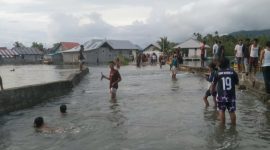 Banjir Rob di Desa Kabau Pantai, Kabupaten Kepulauan Sula. (RakyatMu)