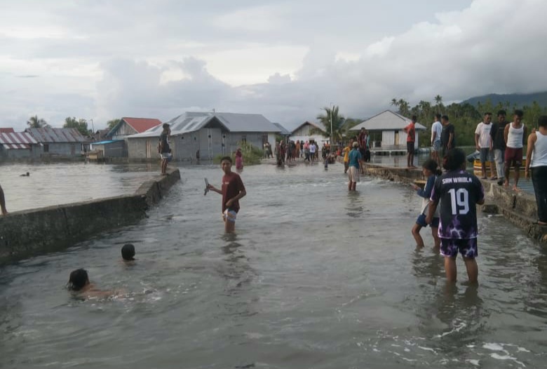 Banjir Rob di Desa Kabau Pantai, Kabupaten Kepulauan Sula. (RakyatMu)