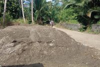 Material proyek pembangunan talud di Sungai Wai Waha, Desa Umaloya, Kecamatan Sanana. (Rakyamtmu)