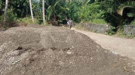 Material proyek pembangunan talud di Sungai Wai Waha, Desa Umaloya, Kecamatan Sanana. (Rakyamtmu)