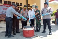 Pemusnahan Miras di Halaman Polres Kepulauan Sula. (Rakyatmu)