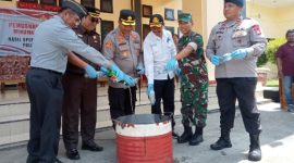 Pemusnahan Miras di Halaman Polres Kepulauan Sula. (Rakyatmu)