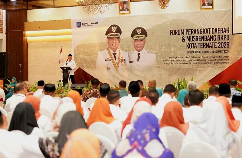 Wali Kota Ternate M. Tauhid Soleman membuka Forum Perangkat Daerah dan Musrenbang RKPD di Royal Resto.