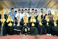 Keluarga Besar Buku Sandar Foto Bersama dengan Sekda Kota Ternate, Rizal Marsaoly. (Rakyatmu)
