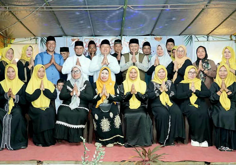 Keluarga Besar Buku Sandar Foto Bersama dengan Sekda Kota Ternate, Rizal Marsaoly. (Rakyatmu)
