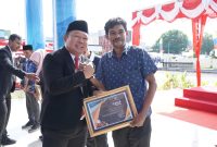 Sekda Kota Ternate Rizal Marsaoly Serahkan Penghargaan yang Diterima Ketua Pelita Ternate. (Atu/RakyatMu)