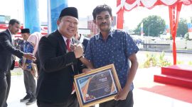 Sekda Kota Ternate Rizal Marsaoly Serahkan Penghargaan yang Diterima Ketua Pelita Ternate. (Atu/RakyatMu)