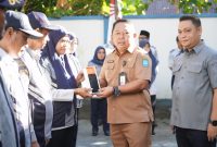 Sekda Kota Ternate Rizal Marsaoly Didampingi Kepala Dinas Perhubungan Menyerahkan Piagam Penghargaan kepada Pegawai Dishub Usai Lucurkan Program Parkir Digital. (Humas for Rakyatmu)