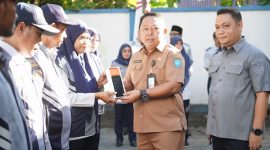 Sekda Kota Ternate Rizal Marsaoly Didampingi Kepala Dinas Perhubungan Menyerahkan Piagam Penghargaan kepada Pegawai Dishub Usai Lucurkan Program Parkir Digital. (Humas for Rakyatmu)