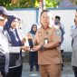 Sekda Kota Ternate Rizal Marsaoly Didampingi Kepala Dinas Perhubungan Menyerahkan Piagam Penghargaan kepada Pegawai Dishub Usai Lucurkan Program Parkir Digital. (Humas for Rakyatmu)