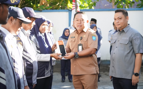 Sekda Kota Ternate Rizal Marsaoly Didampingi Kepala Dinas Perhubungan Menyerahkan Piagam Penghargaan kepada Pegawai Dishub Usai Lucurkan Program Parkir Digital. (Humas for Rakyatmu)