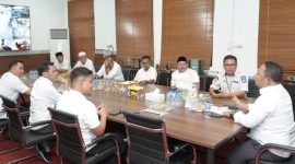 Sekda Kota Ternate, Rizal Marsaoly memimpin rapat persiapan peringatan HUT Pemkot Ternate ke-26 di Ruang Kerjanya. (Rakyatmu)