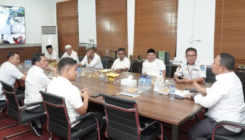 Sekda Kota Ternate, Rizal Marsaoly memimpin rapat persiapan peringatan HUT Pemkot Ternate ke-26 di Ruang Kerjanya. (Rakyatmu)