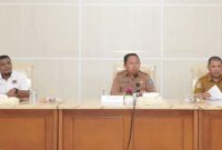 Sekda Kota Ternate Rizal Marsaoly Didampingi Kepala Dispora Sutopo Abdullah Bersama Ketua KONI Faujan A. Pinang Gelar Rapat Koordinasi.