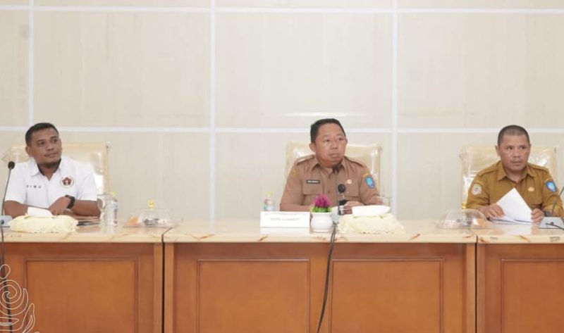 Sekda Kota Ternate Rizal Marsaoly Didampingi Kepala Dispora Sutopo Abdullah Bersama Ketua KONI Faujan A. Pinang Gelar Rapat Koordinasi.
