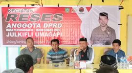 Anggota DPRD Kabupaten Kepulauan Sula Julfikli Umagapi saat Reses di Dapil IV. (Rakyatmu)