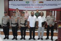 5 personel Polsek Sanana saat foto bersama Bupati Kepulauan Sula, Kapolres serta Dandim. (Rakyatmu)