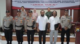 5 personel Polsek Sanana saat foto bersama Bupati Kepulauan Sula, Kapolres serta Dandim. (Rakyatmu)
