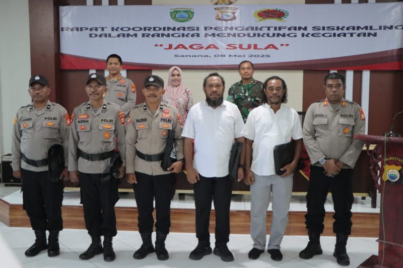 5 personel Polsek Sanana saat foto bersama Bupati Kepulauan Sula, Kapolres serta Dandim. (Rakyatmu)