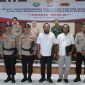 5 personel Polsek Sanana saat foto bersama Bupati Kepulauan Sula, Kapolres serta Dandim. (Rakyatmu)